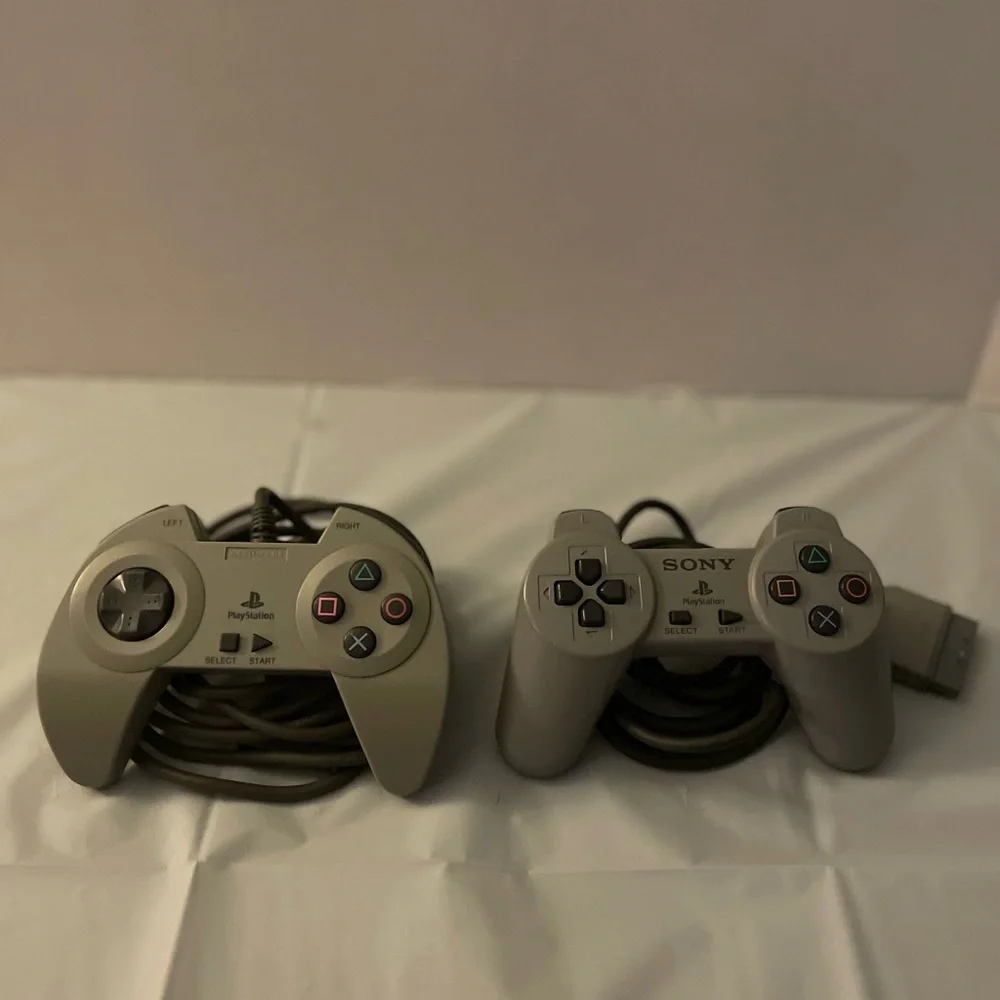 PLAYSTATION 1 WITH TWO CONTROLLERS AND 3 MEMORY STICKS NO CORDS